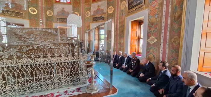 Fatih Sultan Mehmed Han Kabri Başında Dualarla Anıldı