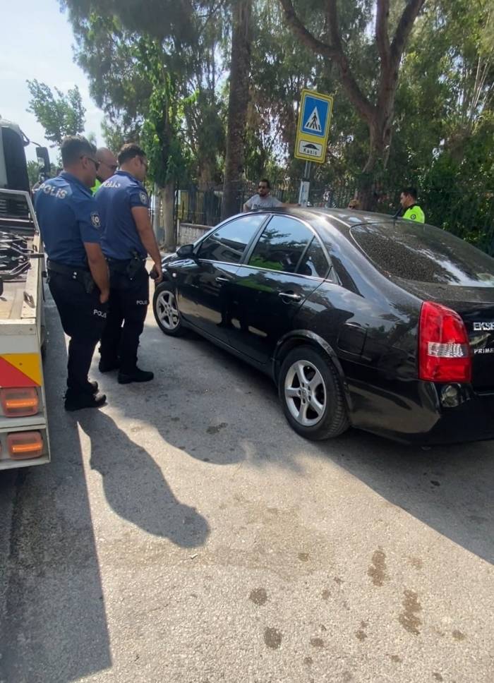 Kendisini Otomobiline Kilitleyen Sürücü, Polise Zor Anlar Yaşattı