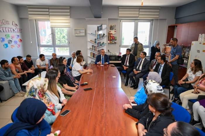 Vali Yavuz, Şiddetin Yaşandığı İlkokulu Ziyaret Etti: "Her Daim Yanınızdayım"