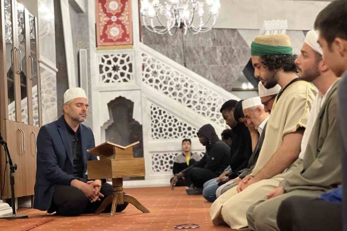 Öğrenciler 28 İlde İstanbul’un Fethi Ve Özgür Kudüs İçin Sabah Namazında Buluştu