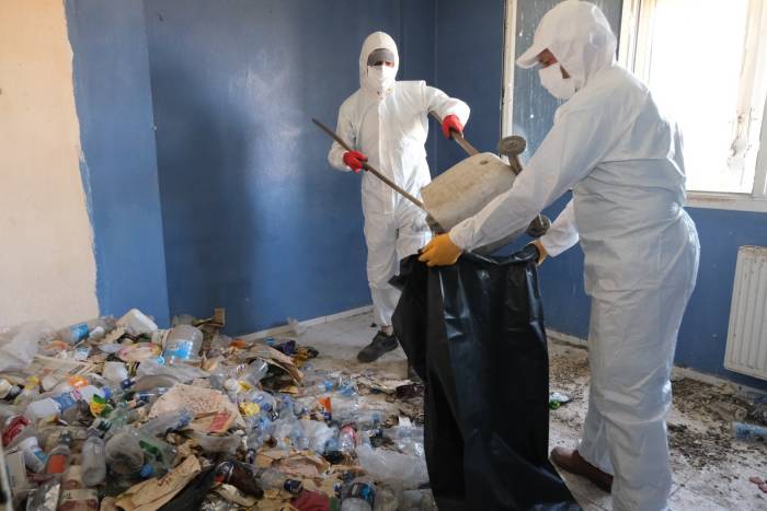 Yaşlı Adamın Evinden 1 Kamyon Çöp Çıktı