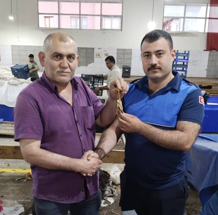 Amasya’da Pazarda Kaybolan Altın Kesesini Pazarcı Hasan Kalburcu Buldu