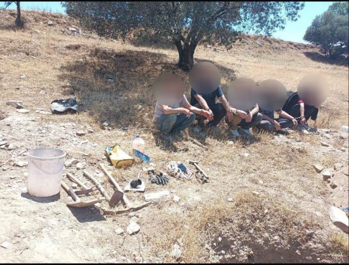 Definecileri Kazdıkları Çukurdan Jandarma Tek Tek Çıkardı