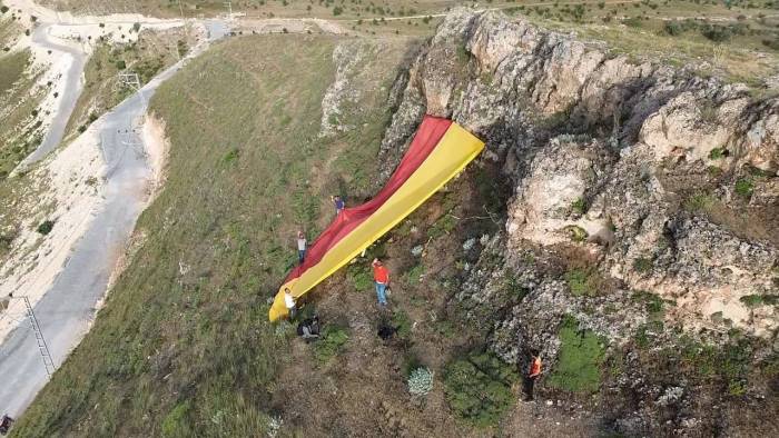 Batman’da 500 Metrekarelik Galatasaray Bayrağı Tepeye Asıldı