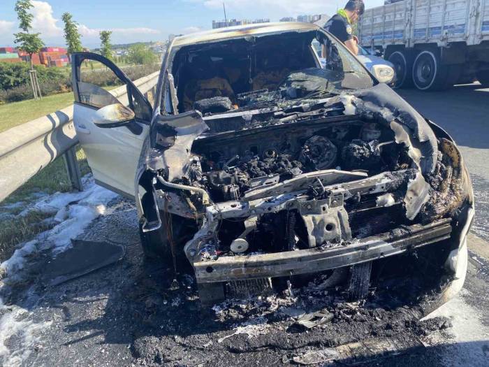 Beylikdüzü’nde Seyir Halindeki Araç Alev Alev Yandı