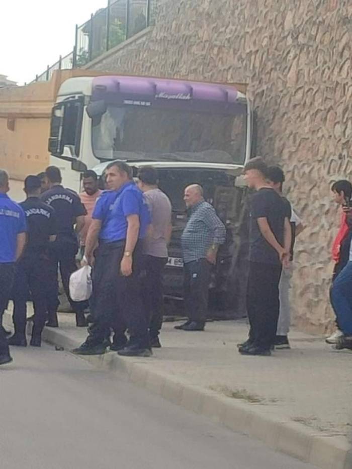 Elazığ’da Kamyon Duvara Çarptı: 1 Yaralı