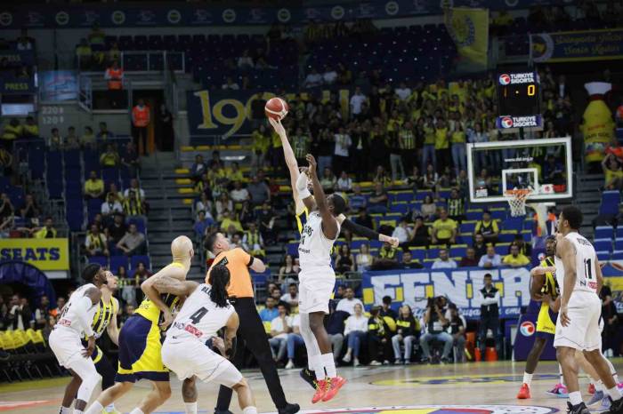 Fenerbahçe Seride 1-0 Öne Geçti