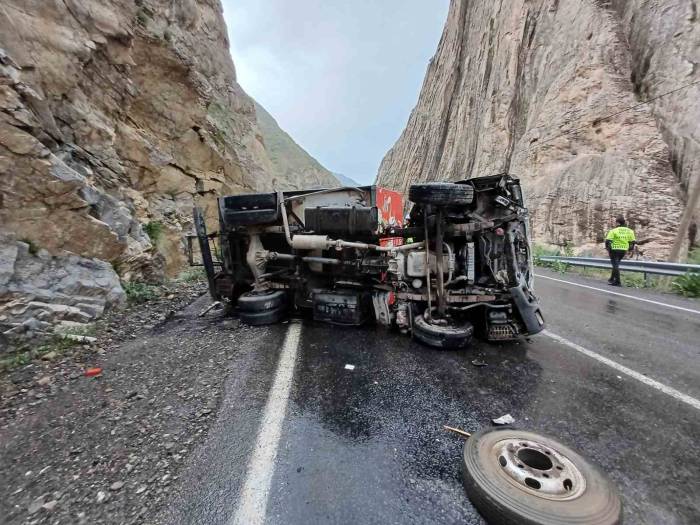 Dondurma Nakil Aracı Devrildi: 2 Yaralı