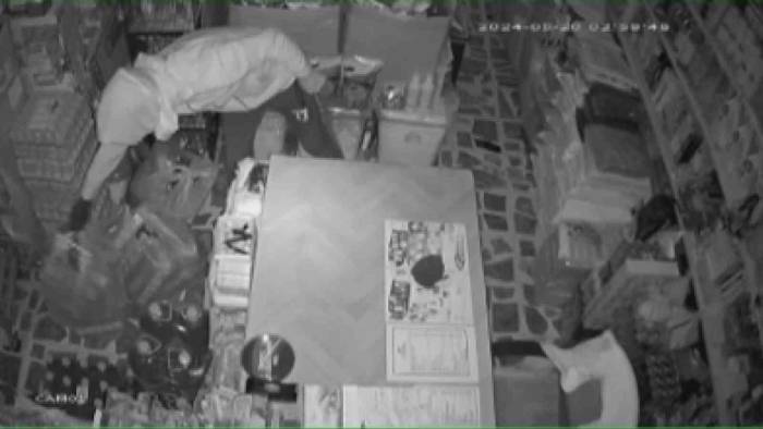 Markette Alışveriş Yaparcasına 100 Bin Tl’lik Vurgun Yapan Hırsız Kamerada