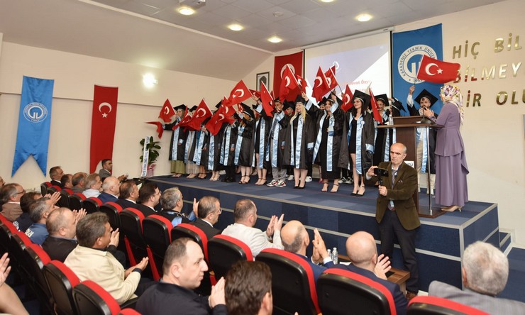 karadeniz-teknik-universitesi-arakli-ali-cevat-ozyurt-meslek-yuksekokulu-2023-2024-egitim-ogretim-son-ders-mezuniyet-toreni-2.jpg