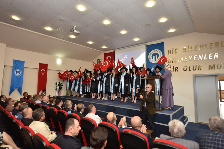 karadeniz-teknik-universitesi-arakli-ali-cevat-ozyurt-meslek-yuksekokulu-2023-2024-egitim-ogretim-son-ders-mezuniyet-toreni-8.jpg