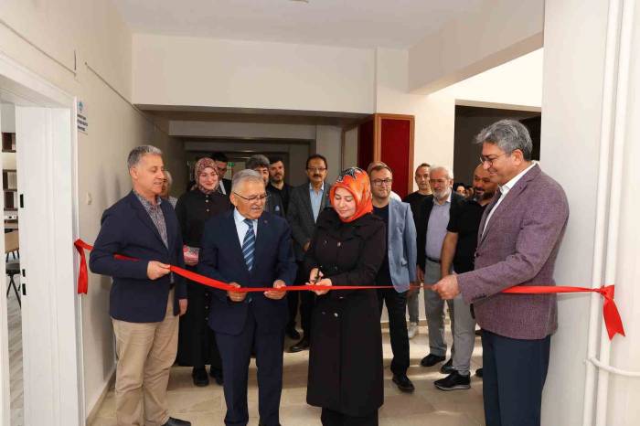 Başkan Büyükkılıç Üniversiteli Gençlerle Bir Araya Geldi