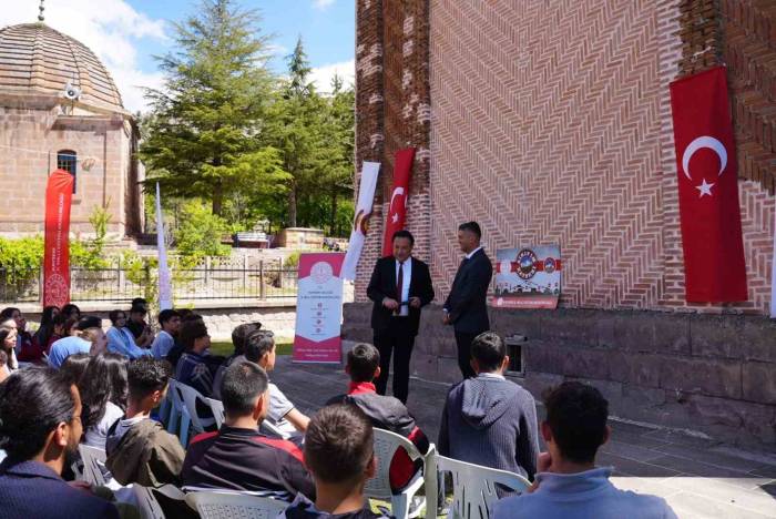 880 Yıllık Tarihi Yerinde Öğrendiler