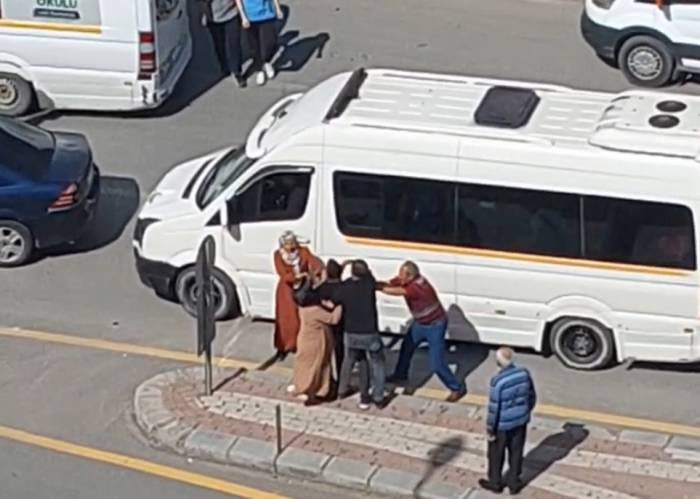 Trafikte Yol Verme Kavgası Dakikalarca Sürdü