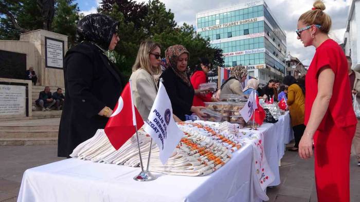 Polis Eşleri Derneği Yozgat Şubesi Öğrenciler Yararına Yardım Etkinliği Düzenledi