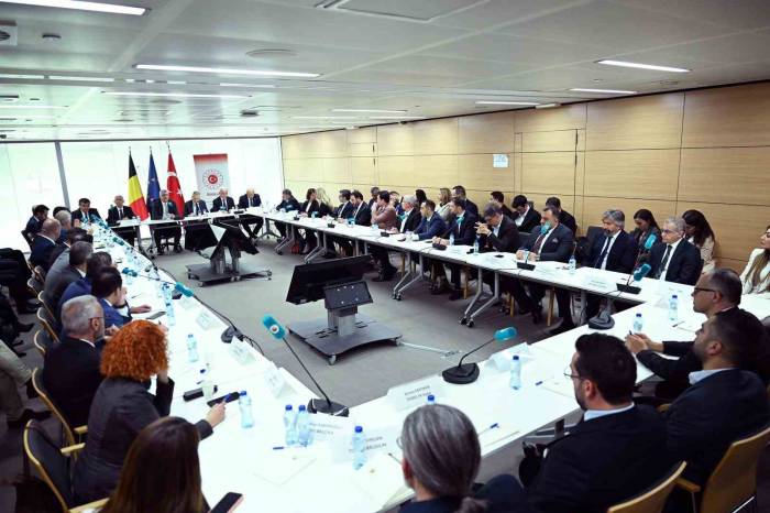 Ticaret Bakanı Bolat, Dtik Mensubu İş İnsanlarıyla Bir Araya Geldi