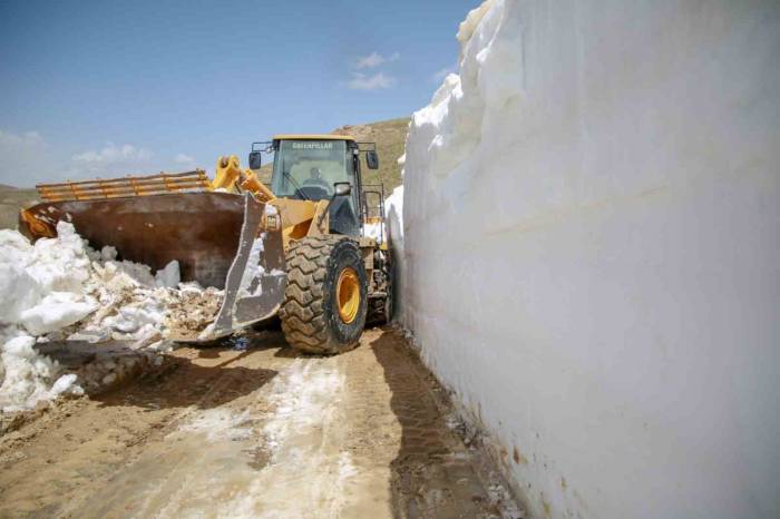 Van’da, Mayıs Ayında 5 Metreyi Bulan Karda Yol Açma Çalışması