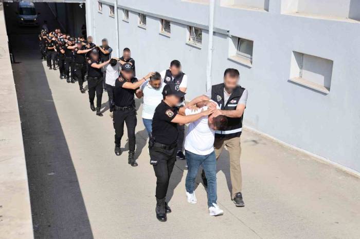 Adana’da “Kuyu-1” Operasyonunda Yakalanan 42 Şüpheli Adliyeye Sevk Edildi