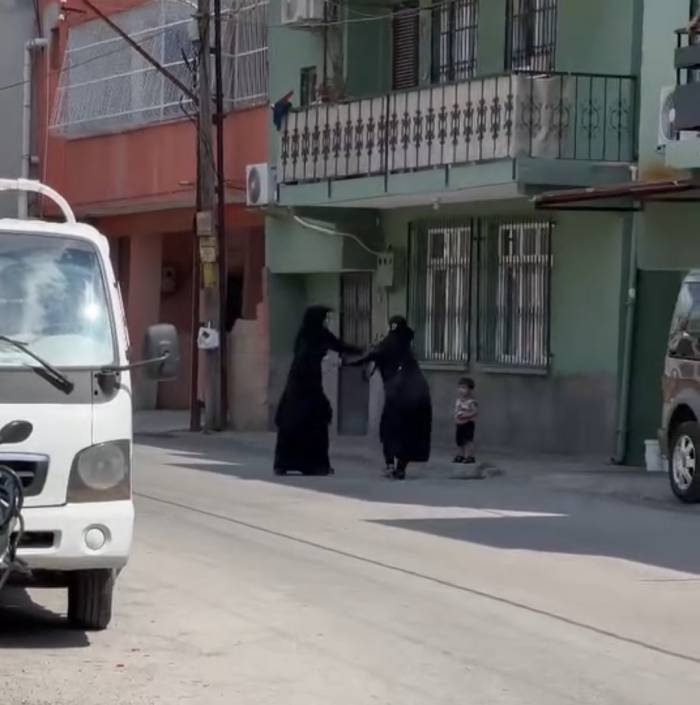Dilenci Kadınların Terlikli, Çantalı ’yer’ Kavgası Kamerada
