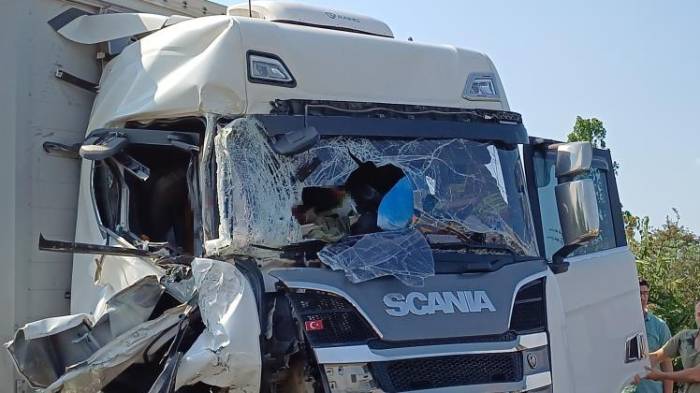 Otoyolda Tanker İle Tır Çarpıştı: 2’si Çocuk 5 Kişi Yaralı