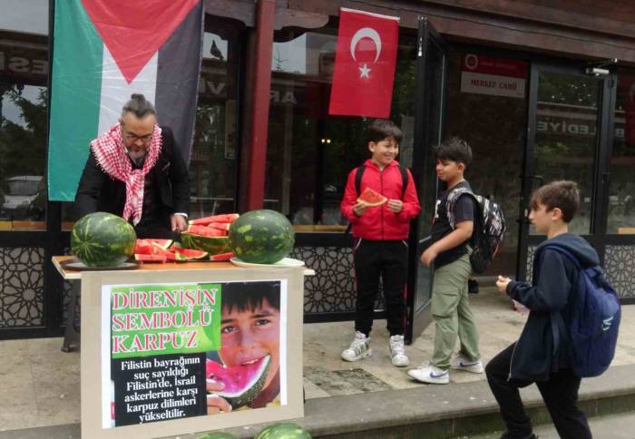 Artvin’de Öğretim Üyesi Karpuz Dağıtarak İsrail’i Protesto Etti