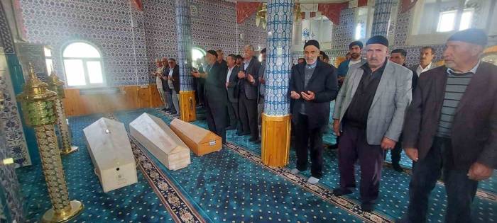 Bursa’da Babaları Tarafından Öldürülen 3 Kardeş Erzurum’da Toprağa Verildi
