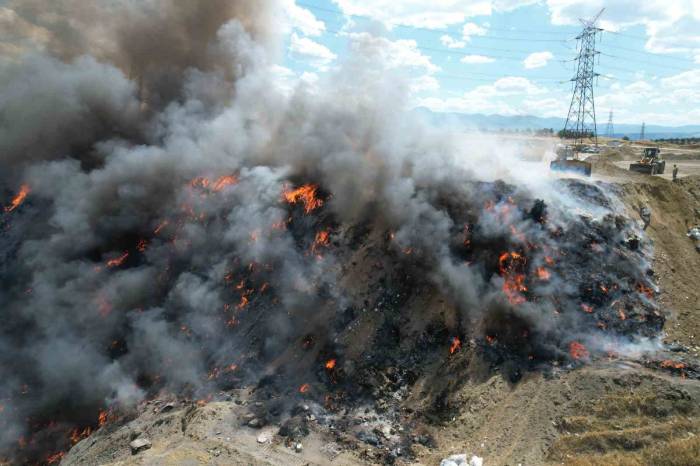 Çöp Ve Moloz Dökülen Sahada Yangın Çıktı