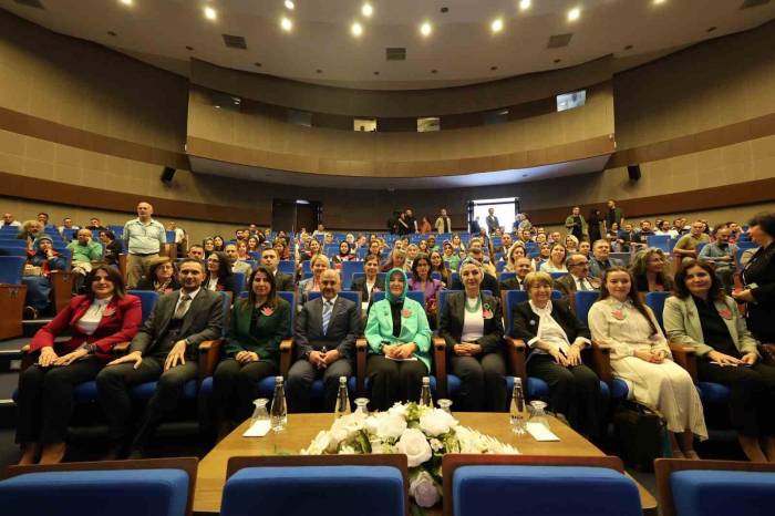 Dijitalleşen Dünyada Liderlik Ve Kadın Konuşuldu