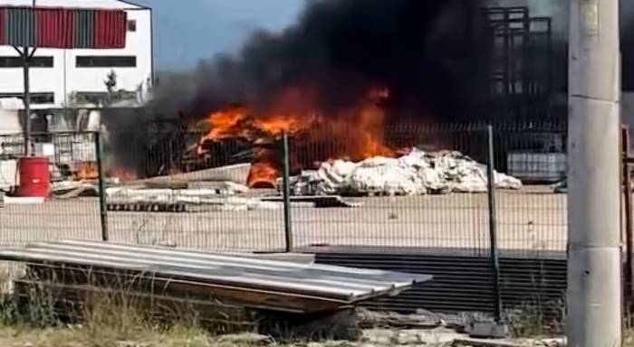 Kaynak Makinesinden Çıkan Kıvılcımlar Sandviç Panelleri Yaktı