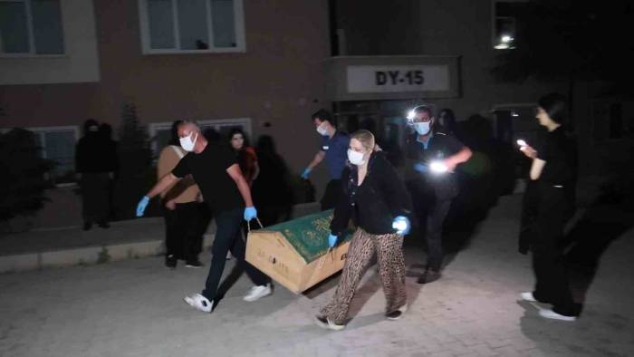 Gelen Koku Üzerine Gerçek Ortaya Çıktı: Öldüğü Bir Hafta Sonra Fark Edildi