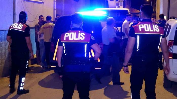 Evini Ateşe Verdi, Mahalleli Sokağa Döküldü