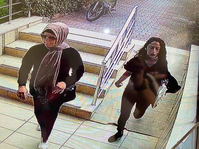 Evde Eşini Beklerken Hırsızlarla Karşılaştı