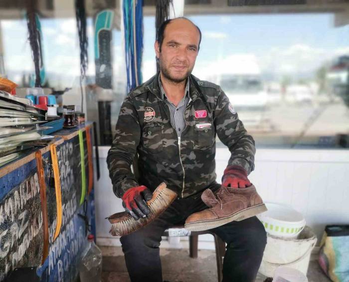 Gediz Otogarı’nda 25 Yıldır Ayakkabı Boyacılığı Yapıyor