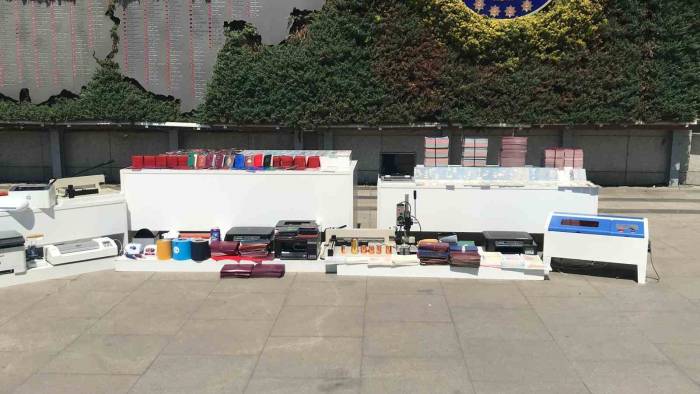 İstanbul’da Sahte Pasaport Operasyonu: 5 Kişi Yakalandı