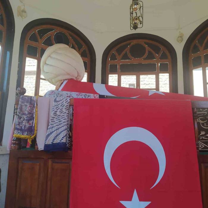 Fatih’in Komutanlarından Zağnos Paşa’nın Türbesi Bayraklarla Donatıldı