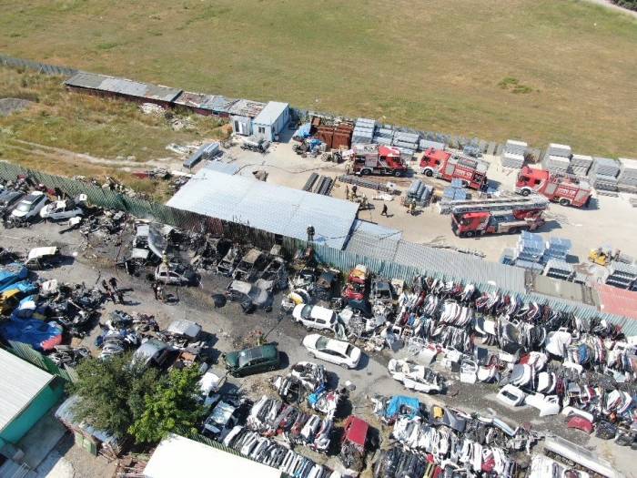 Maltepe’de Araç Hurdalığında Yangın