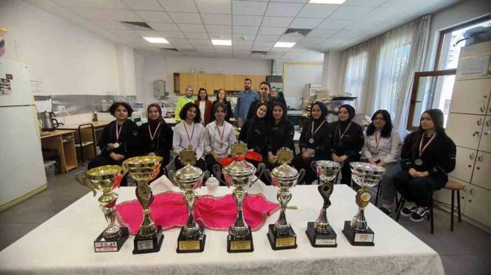 Müdür Başyiğit, Yemek Yarışmasında Derece Elde Eden Öğrencileri Kabul Etti