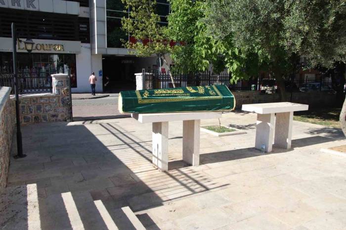 Muğla’da Camiye Bırakılan Tabut İçindeki Cenaze Merak Konusu Oldu