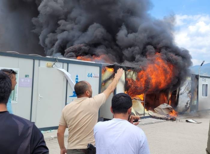 Depremzedeleri Korkutan Yangın: 8 Konteyner Alevlere Teslim Oldu