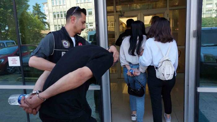 Aracın Zulasında Ele Geçen Uyuşturucuyla İlgili 3 Kişi Adliyede