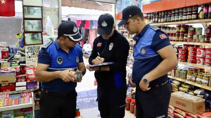 Terme’de Zabıta Ekipleri Marketleri Denetledi