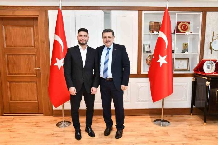 Başkan Genç Hayat Kurtaran Belediye Personelini Ödüllendirdi