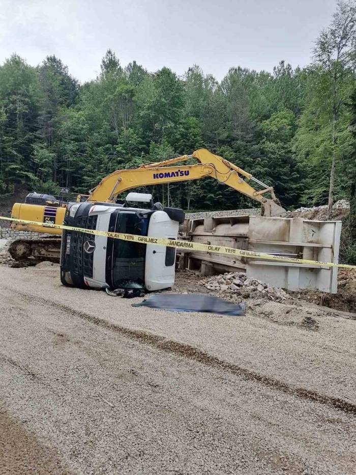 Taş Yüklü Kamyon Devrildi: 1 Ölü