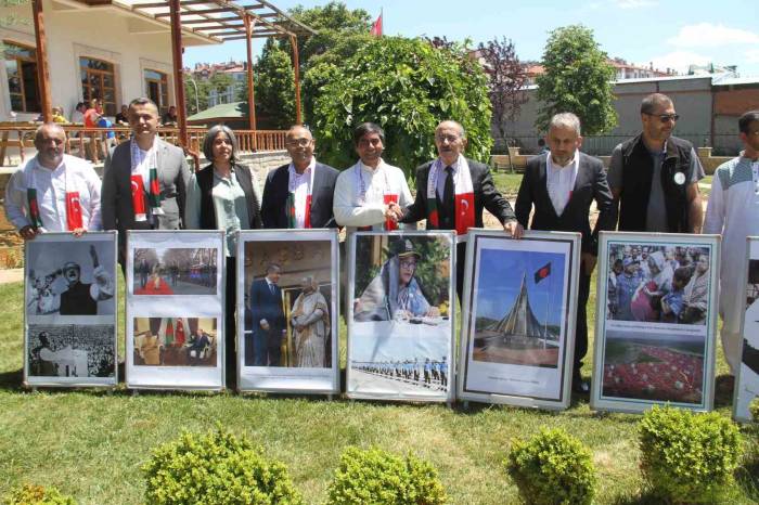 Bangladeşlilerin Konya’da ‘Su Nilüferi Günü’nde Erik Dalı Keyfi