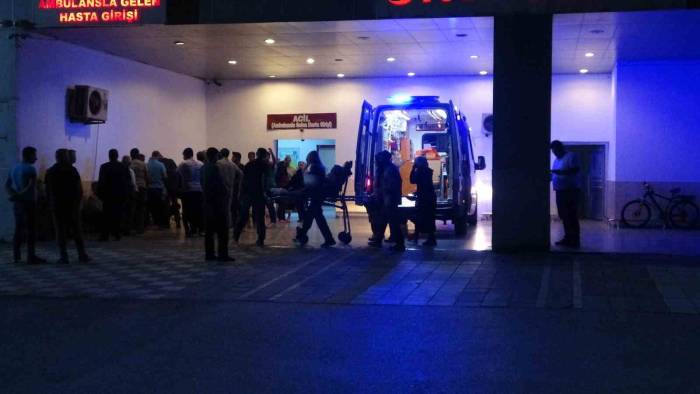 Annesini Ve Kardeşini Bıçakla Yaraladı