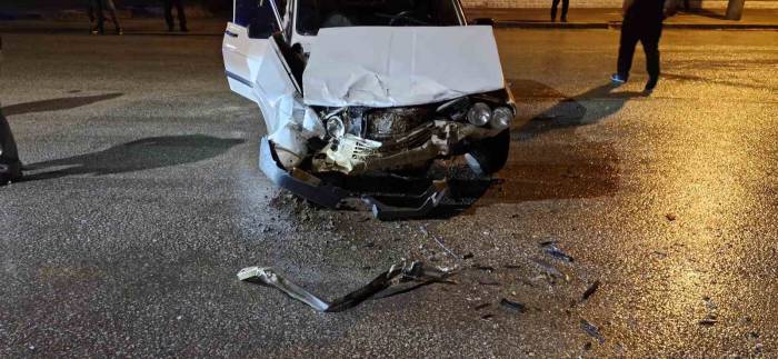 Otomobil Ve Ticari Araç Çarpıştı