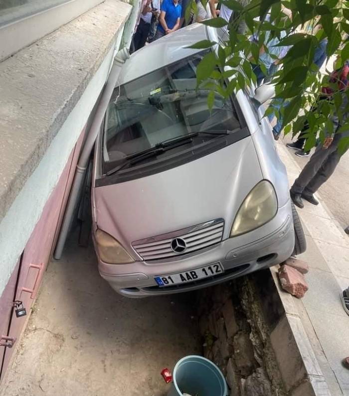 Otomobil Apartman Boşluğuna Düştü: 2 Yaralı