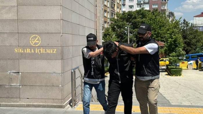 Eskişehir’e 1 Kilo Uyuşturucu Sokamaya Çalışan Şüpheli 3 Araca Çarptıktan Sonra Yakalandı