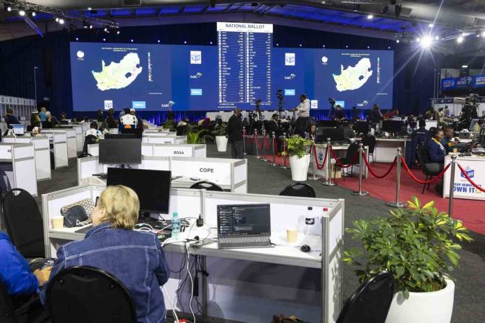 Güney Afrika’da İktidar Partisi, 30 Yıl Sonra Parlamentoda Çoğunluğu Kaybetti