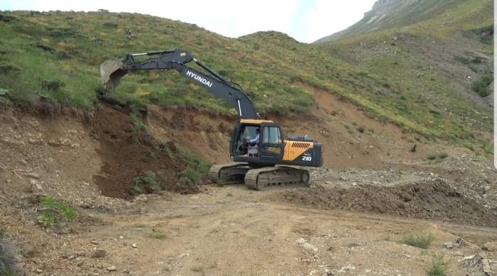 Derecik İlçesinde Su Ve Yol Çalışmaları Başladı